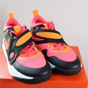 NWB Nike Team Hustle D 7Y Big Kids' Basketball Shoes DV8996-001 Black/Pink